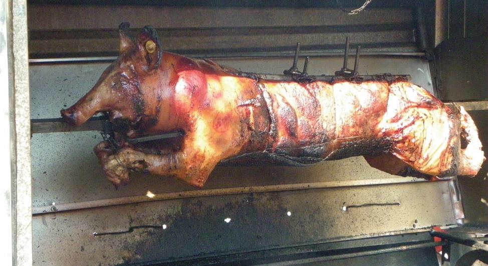 Camping Trébeurden grilled pig  - Camping Armor Loisirs