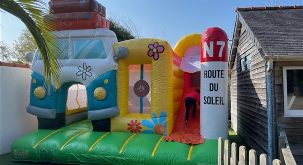 Camping Trebeurden - inflatable playground for children's enjoyment - Camping Armor Loisirs