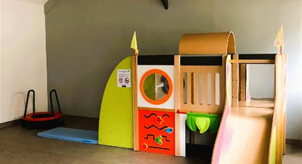 Children's playroom, trampoline, pinball machine - Camping Armor Loisirs